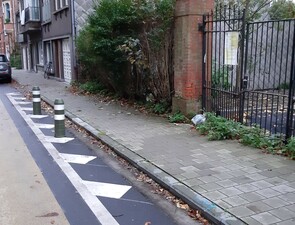 De paaltjes en de straatkussens liggen gevaarlijk en in de weg van op- en afrijdende (bak)fietsen